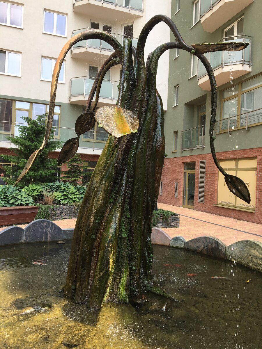 Фонтан с рыбками во дворе