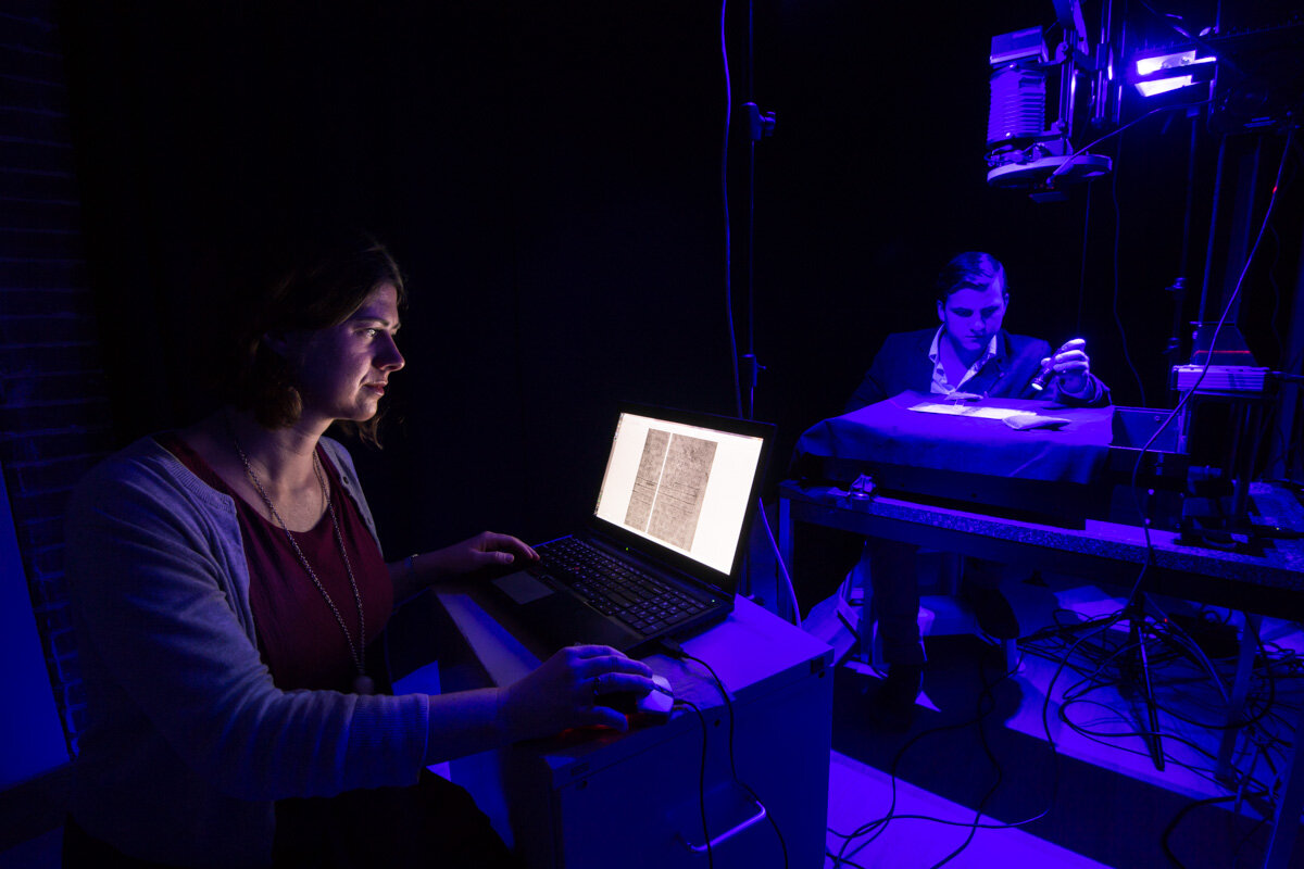 Выглядит как криминологическая лаборатория, но нет, так читают палимпсесты