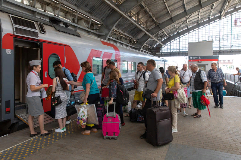 Фотосессия на жд вокзале. Девушки летом на вокзале. Девушка на вокзале с сумками. Люди на вокзале. С чем ехать на вокзал.