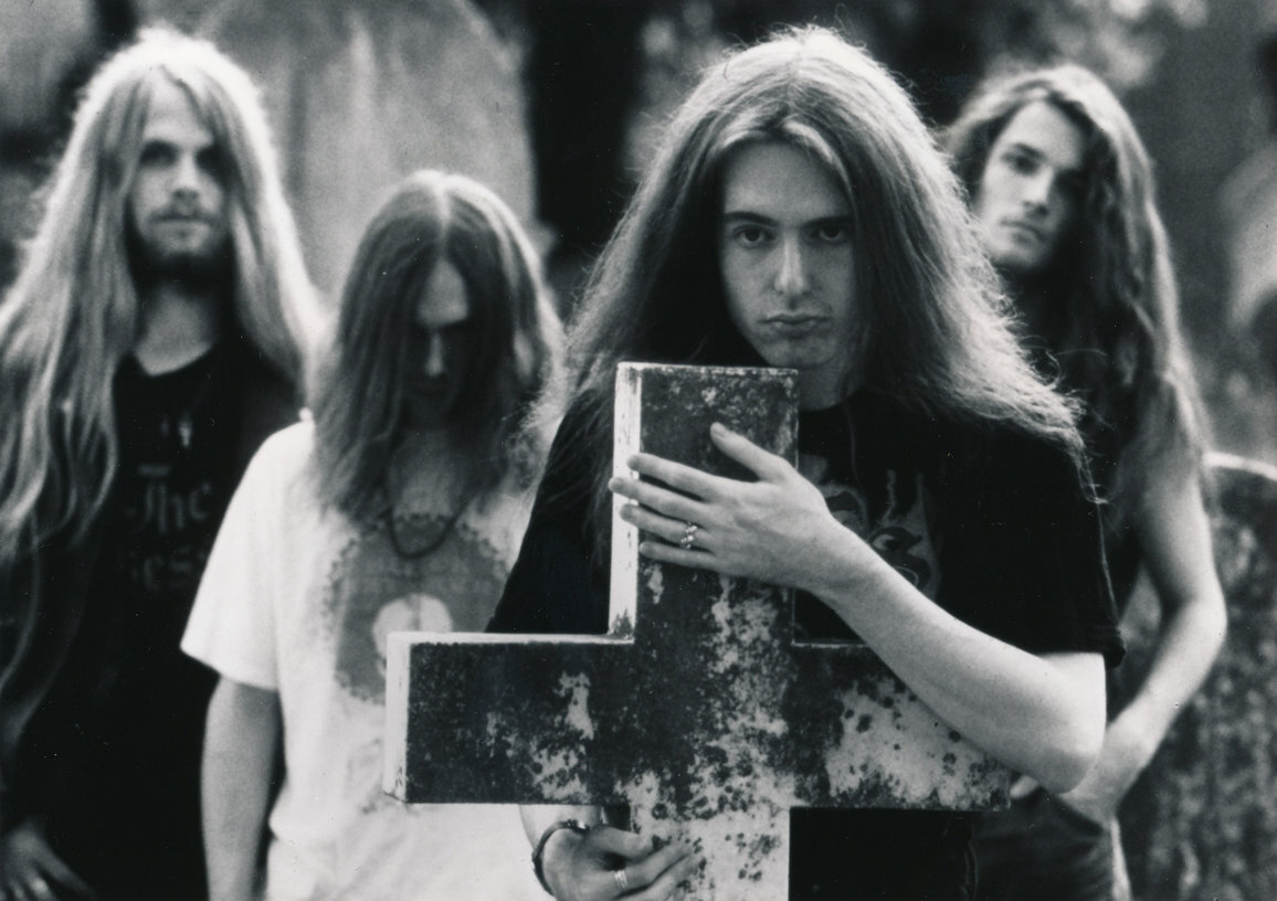 На кладбище с крестом, всё как положено