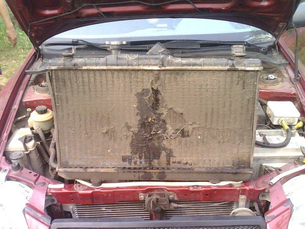 На фото - замена ржавого радиатора кондиционера авто