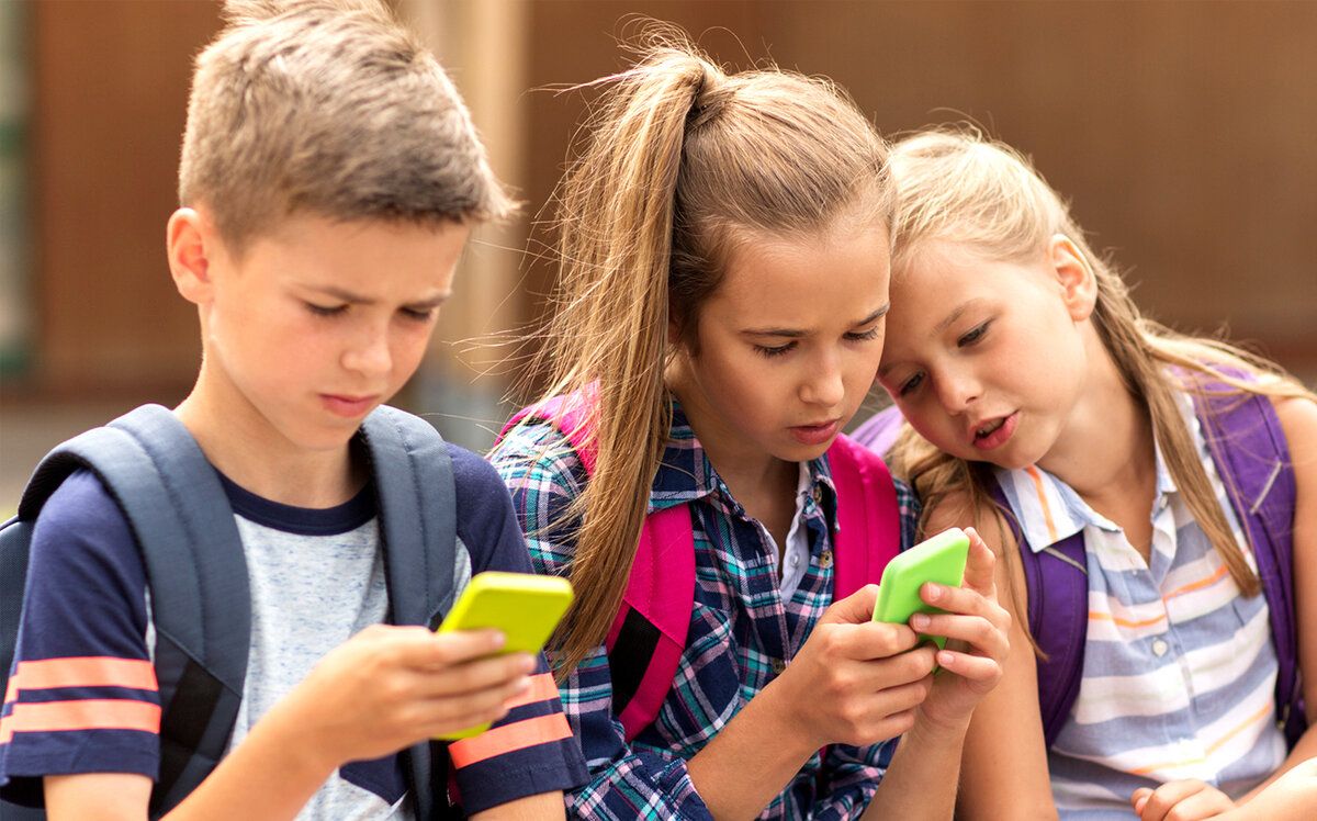 Школьники с телефонами. Источник: Яндекс Картинки