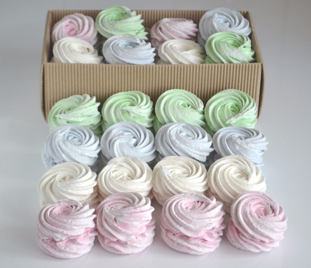 На Руси же варили свой вариант лакомства. Густое яблочное варенье смешивали с медом, когда десерт застывал, его резали на кусочки и хорошо просушивали на солнце. Называется эта сладость пастилой, именно она и стала прообразом привычного для нас зефира.

