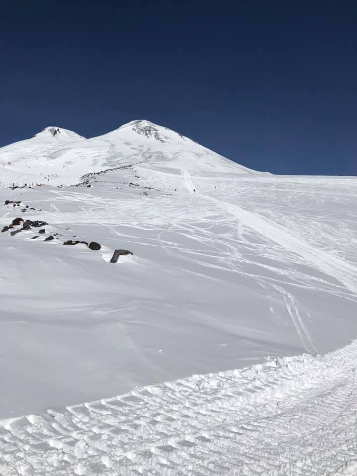 Этот  седой исполин - знаменитый Эльбрус, Городок  - рядом с ним.