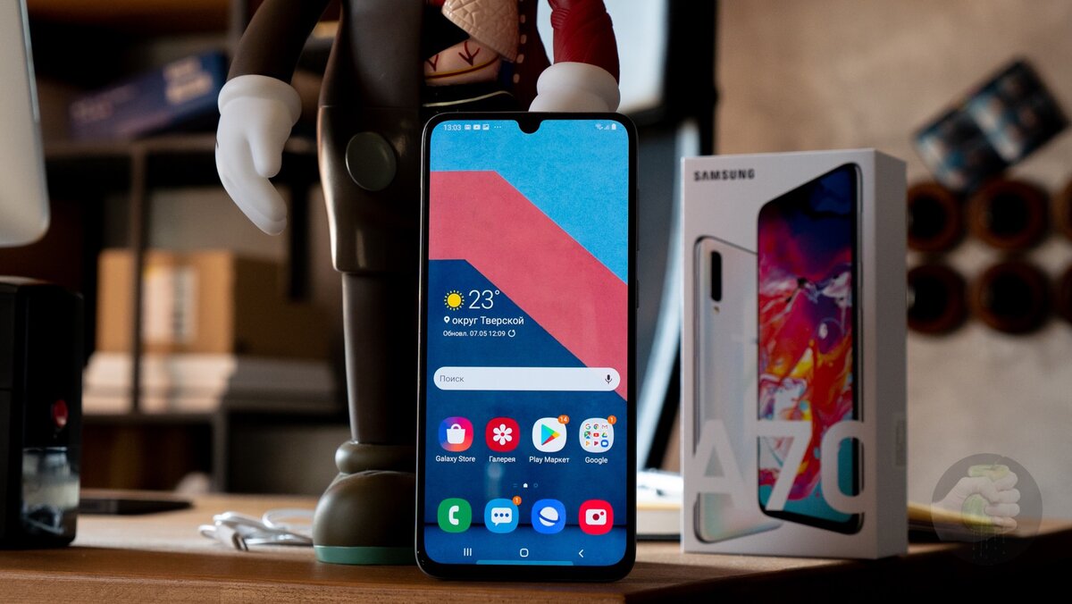  Внешне новый Galaxy A90 5G повторяет уже знакомую модель Galaxy A70 