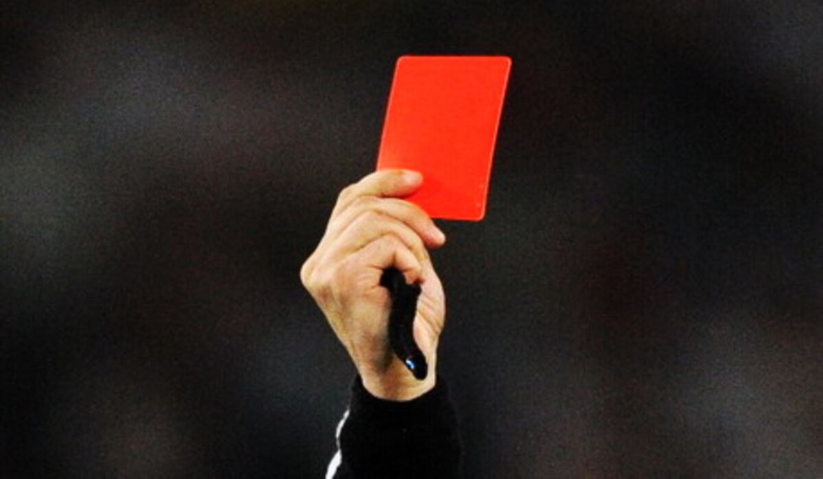 Красная карточка в руках судьи