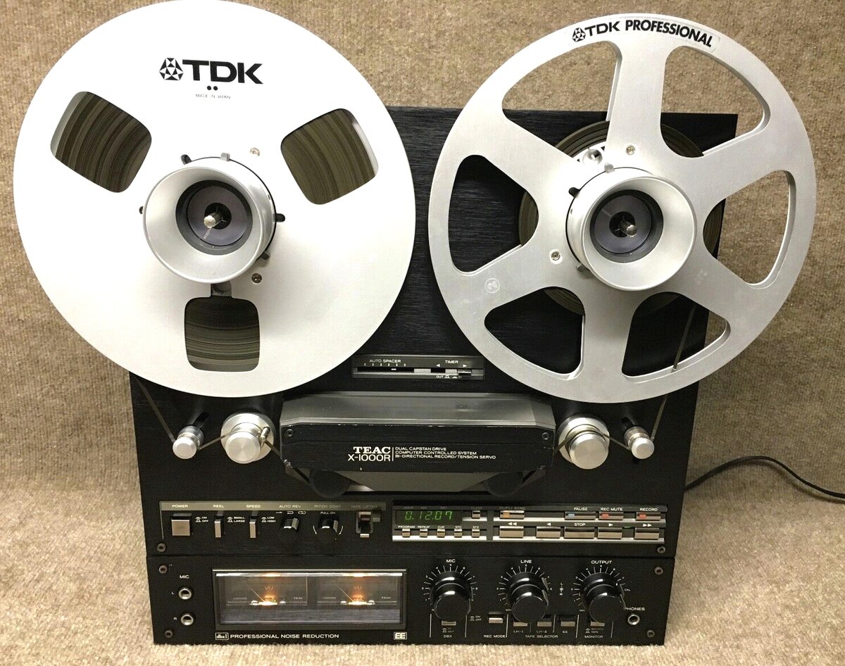 «Teac X-1000R» в черном цвете