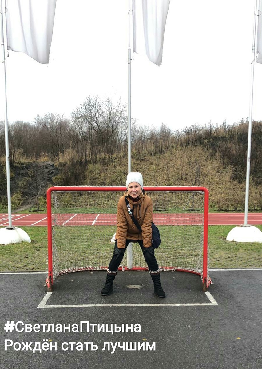 О чем вы думаете большую часть своего времени? Какие эмоции, то о чем вы думаете, вызывает в вашем теле?Это и будет навигатор мозга. Ваше эмоциональное состояние сейчас. 
Вашим эмоциональным состоянием управляет мозг. У вас есть мысль, напитанная страхом из-за низкой самооценки себя - «у меня нет денег, как мне жить». Вы начинаете чувствовать страх и беспокойство в теле, все начинает сжиматься, в таком состоянии вам не расслабиться и значит не принять правильное решение. Вместо этого вы начинаете кидаться из одной крайности в другую, не доводя даже эти действия до конца, потому что хочется быстрее оказаться в безопасности. Тело не выдерживает стресса от эмоций.

Ум знает проверенные средства, которые вернут вас в повседневную рутину спокойствия. Это заедание беспокойства в любое время суток, даже если вы вовсе не хотите есть или посадить себя перед телевизором опять же с тарелкой еды, поедание тоннами сладкого, все для того, чтобы отключить мозг и подстроиться под то, что уже есть, смириться с низкой самооценкой себя и жить в постоянном страхе перед будущим. Потому что нет осознания себя, что это будущее создаете вы. И вы можете научить себя управлять своим умом и своими эмоциями. Тем самым взять под контроль свою жизнь.

Находясь в страхе под управлением ума, вы не можете в этом состоянии, без помощи наставника, отключить себя от страха и научить свой ум двигаться в нужном вам направлении. Позвольте себе получить помощь и дайте себе шанс на жизнь. Приглашаю вас на индивидуальную работу.

Светлана Птицына, тренер по здоровому образу жизни и достижению желаемых результатов в бизнесе и жизни, переход на новый уровень развития.