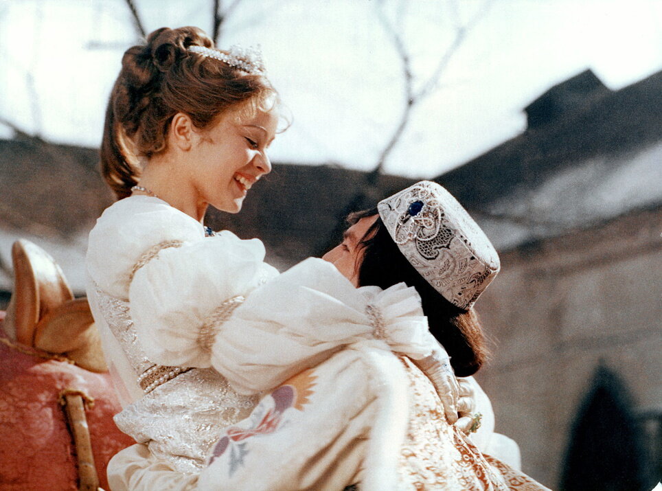 Кадр из фильма "Три орешка для Золушки",  1973