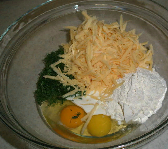 Выкладываем все продукты сразу: натертый сыр, два яйца, сметану, нашинкованную зелень укропа и 3 столовые ложки муки