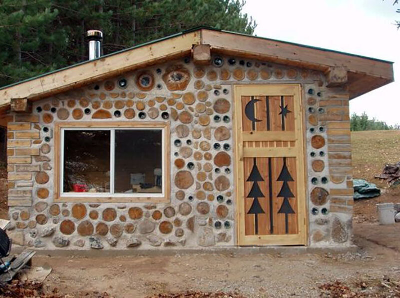 Дом из дров своими руками. Баня Cordwood. А фрейм глиночурка. Курятник глиночурка. Дом из глиночурки.