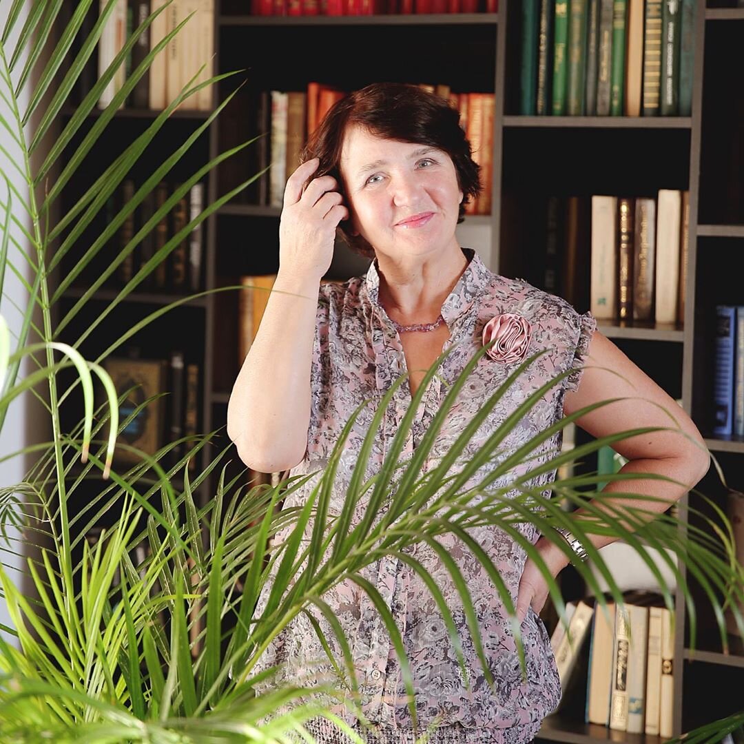 @annaprolife / Взрослая женщина в принтованной блузе. /Фото: instagram.com