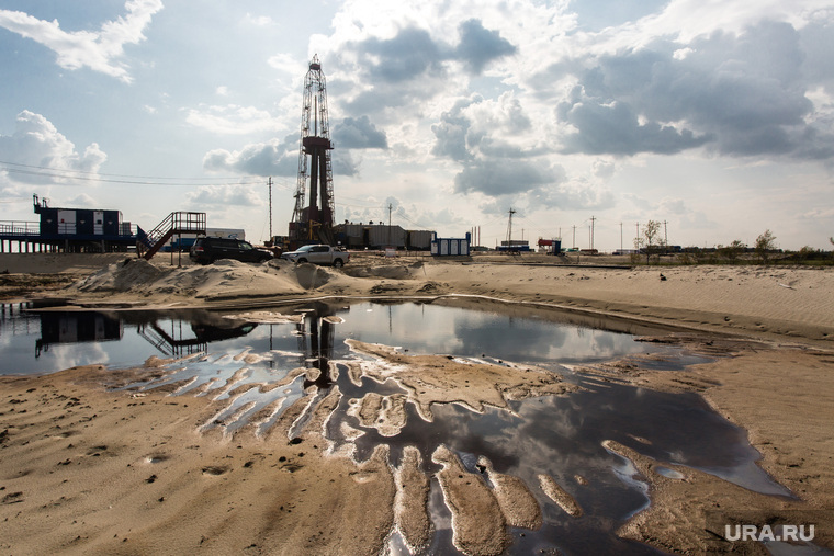 Розлив нефтепродуктов на буровой площадке.