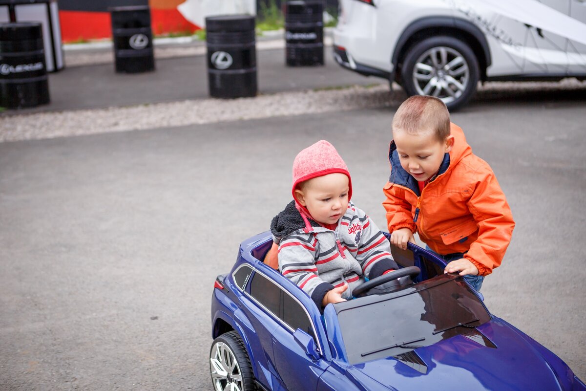 Ромка демонстрирует смелость — первый раз за рулём!