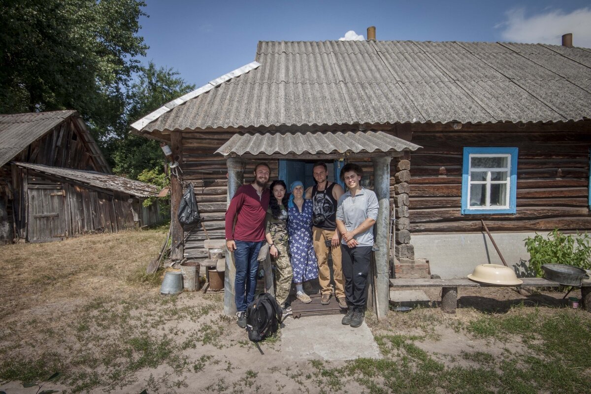 Там проживают. Люди живущие в зоне отчуждения Чернобыля. В Чернобыле живут люди сейчас. Живут ли люди в Чернобыле сейчас.