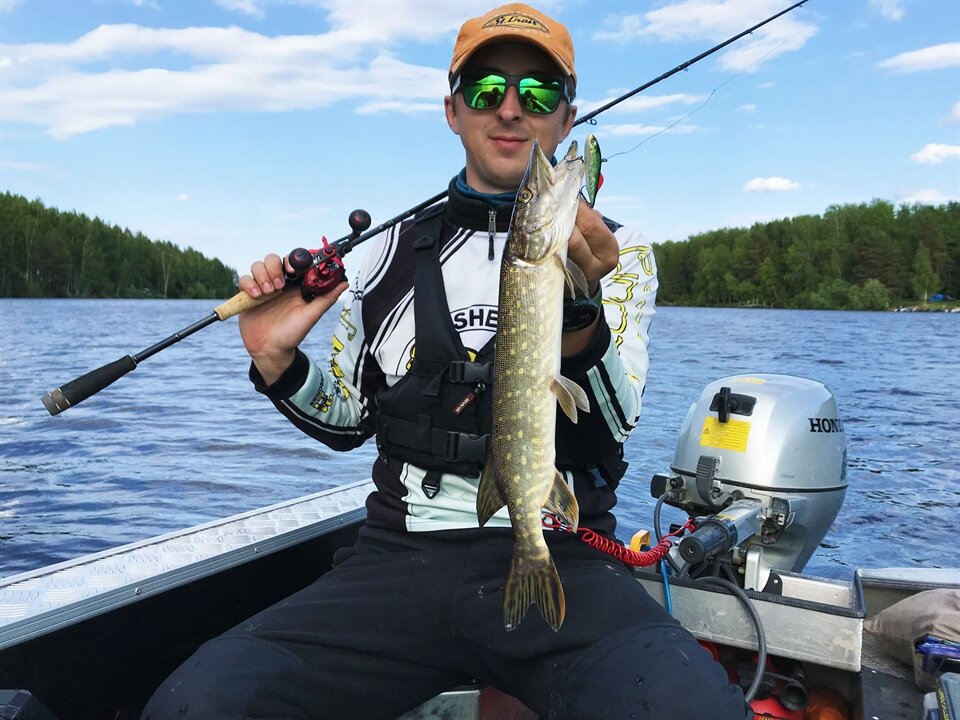 Так сложилось, что термин «рестайлинг» у нас используется, когда дело преимущественно касается внешнего вида. Мне попадалось даже такое определение: «рестайлинг – это способ для маркетингового обновления и корректировки стиля под современные тенденции». А как быть, если всё же внесены и технические изменения, причём достаточно существенные? Какой термин подойдёт, если на выходе мы получаем совершенно новое изделие, но с абсолютной узнаваемостью?