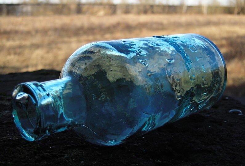 Стеклянная бутылка в самолет. Стеклянная бутылка. Дно стеклянной бутылки. Стеклянные бутылки валяются.