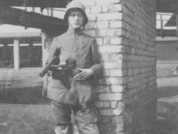 Германский солдат, вооруженный MP-18/1