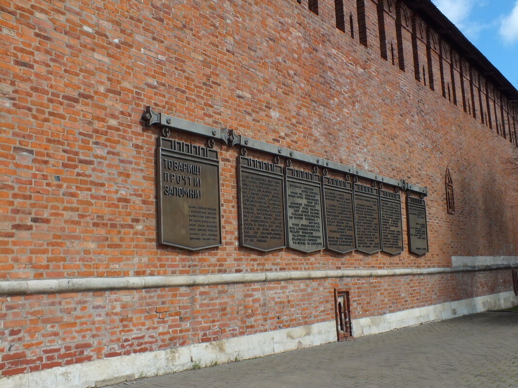 смоленск парк с орлами. улица гришина смоленск. сквер героев памятник с орлами. аллея героев смоленск. смоленск пешком.