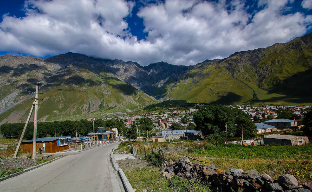 Степанцминда окруженная горами.