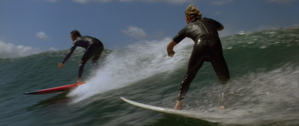 На гребне волны 1991 отзыв. Патрик Суэйзи на гребне волны. Киану Ривз на гребне волны. Киану Ривз серфер.