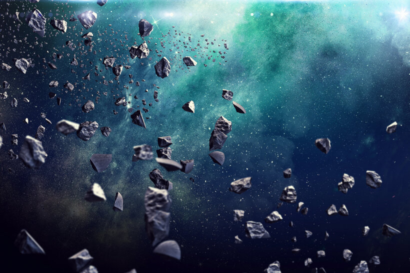 В ТЕМУ:
Возможны катастрофические последствия: к Земле приближается "Бог хаоса" 
Американские геологи исследовали метеорит, упавший два года назад на лед вблизи озера в штате Мичиган. Там они обнаружили чистые запасы органики, пережившие полет метеорита через атмосферу Земли. За движением объекта наблюдал специальный совет NASA. Благодаря ему ученые успели собрать образцы метеорита. Об этом пишет Daily Mail.
"Нас часто спрашивают, есть ли в метеоритах следы жизни. Часто они там, действительно, встречаются, только эта жизнь всегда земного происхождения. Как только фрагмент небесного тела падает на Землю, его сразу же заселяют бактерии или лишайники. В этом случае нам повезло: метеорит упал на замерзшее озеро, его нашли довольно быстро, и он не успел сильно испачкаться", – рассказал один из авторов исследования, доцент Чикагского университета Филипп Хек.
В первые мгновения существования на Земле не было больших запасов воды и органики. Это связано с тем, что подобные молекулы разрушали ультрафиолетовое излучение Солнца или их относило к открытому космосу еще до того, как сформировался зародыш нашей планеты. 
 
 
За последние десять лет ученые собрали много доказательств того, что теоретически источником первичной земной органики могли быть и кометы, и астероиды. Например, выяснилось, что в составе таких объектов могут быть спирты, сахар и другие органические сочетания, из которых могут формироваться аминокислоты, важные для зарождения жизни. 
В общем Хек и его коллеги собрали около дюжины фрагментов Гамбургского метеорита общей массой около одного килограмма. Исследователи рассмотрели их структуру, состав и происхождение. 

Выяснилось, что это небесное тело принадлежит к относительно жидкой разновидности – хондритам типа H4, примерно на треть состоящей из железа, никеля и оливина. Ученые считают, что такие небесные тела представляют собой фрагменты астероида Геба. Внутри некоторых фрагментов метеорита ученые нашли много органических веществ, которые не разрушились во время падения на Землю. 

Ранее NASA обнародовала первые фотографии поверхности астероида.