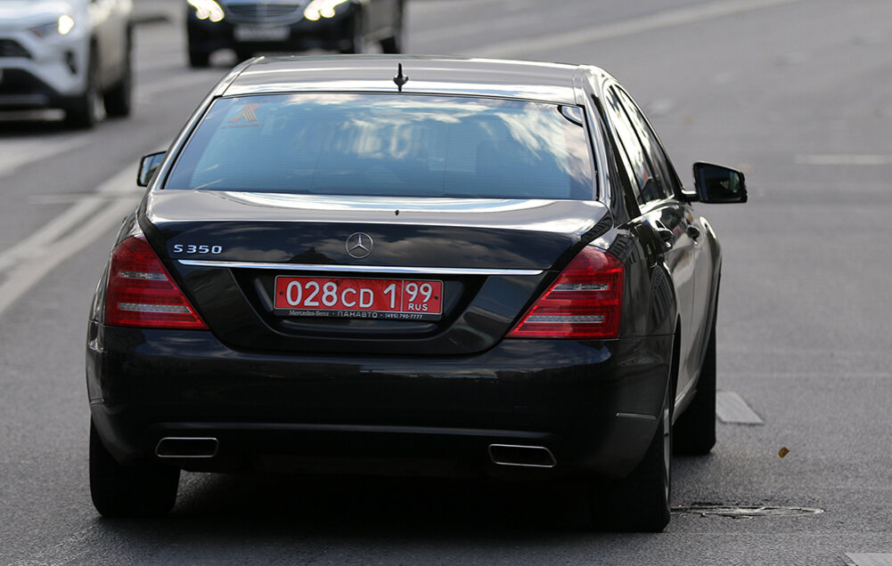 Mercedes-Benz S-Klasse W221 facelift (2009-2013) главы дипломатического представительства Народной Республики Бангладеш Камрул Ахсан