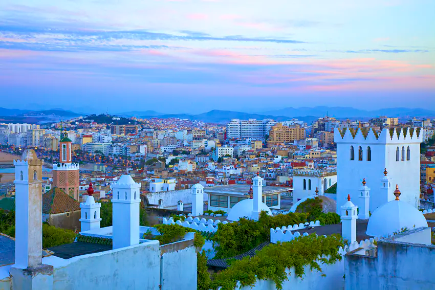 Вид на Медину Танжера. Зубчатые стены старого города невероятно фотогеничны при любом освещении. Они напоминают о месте Танжера как в североафриканской, так и в европейской культуре и истории.  