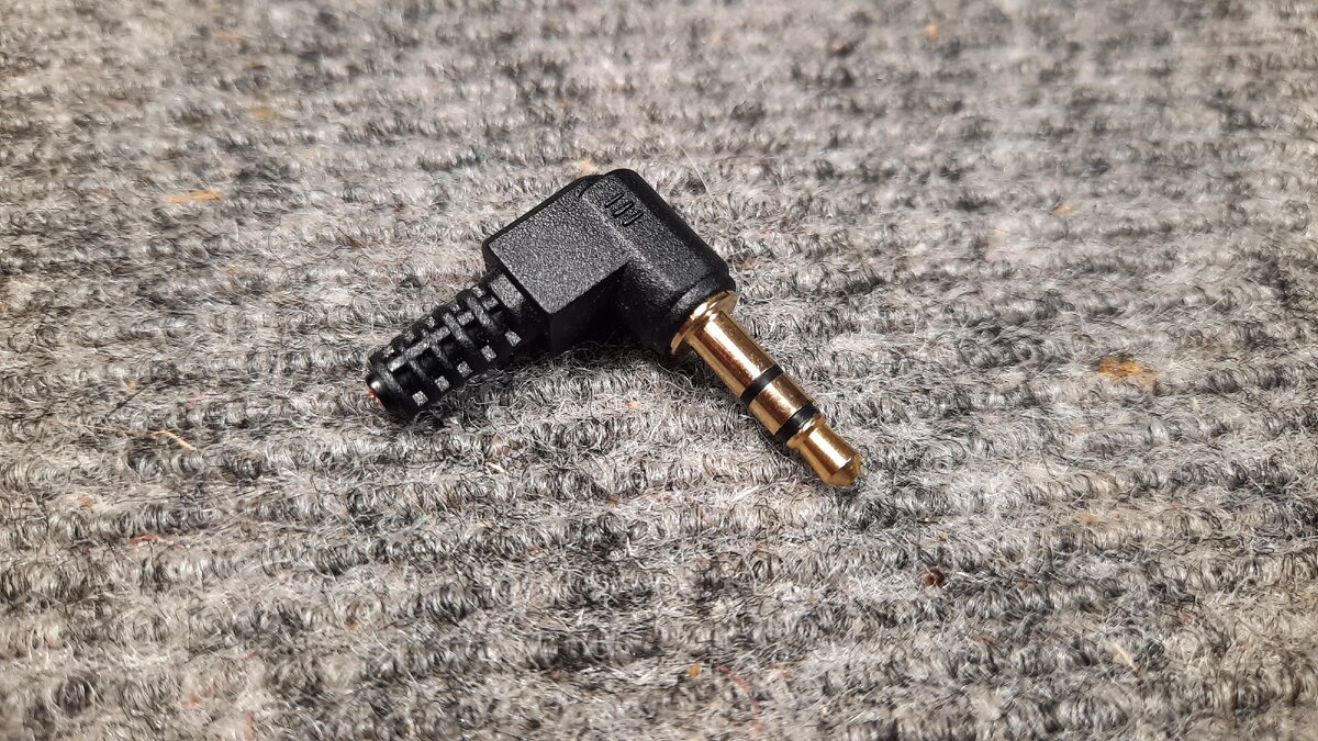 Пример заводского литого разъёма 3,5мм.