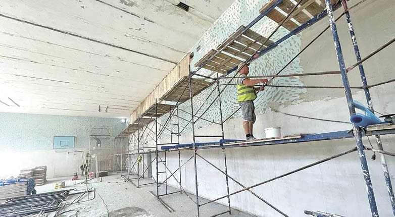 В МБОУ «Косточковская средняя общеобразовательная школа» Нижнегорского района подрядчик выполняет капитальный ремонт спортивного зала, где также будет создан спортивный клуб. Работы проводятся в рамках нацпроекта «Образование». 