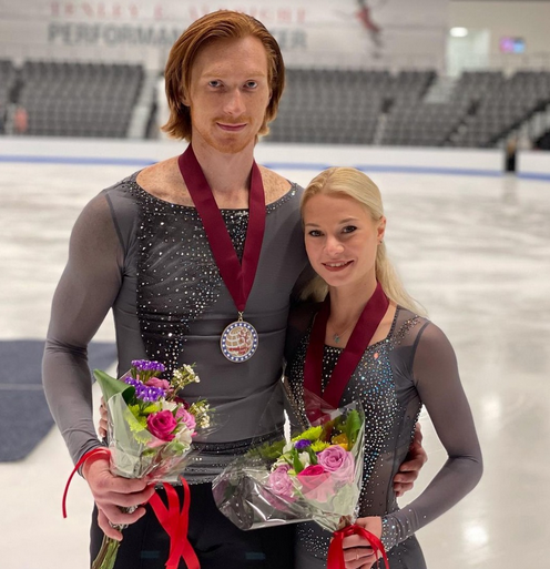 Евгения Тарасова и Владимир Морозов с "золотом" Cranberry Cup. 
Источник - группа ВК Этери Тутберидзе.