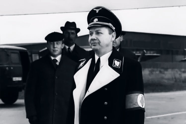 Кадр из фильма «Семнадцать мгновений весны». Свастику замазываю на всякий случай) 