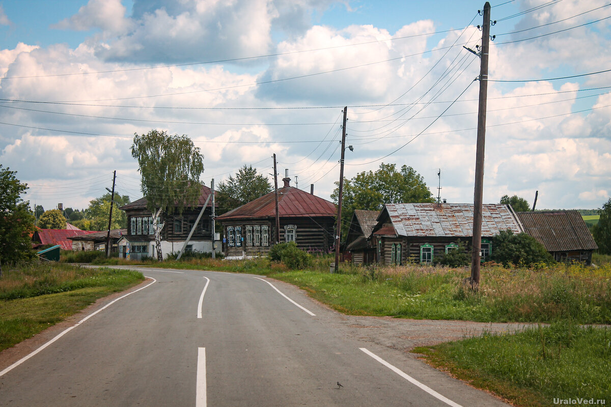 Сюда заросла народная тропа... Посетили заброшенную деревянную церковь в  небольшом селе около оживлённой трассы | УРАЛОВЕД | Дзен