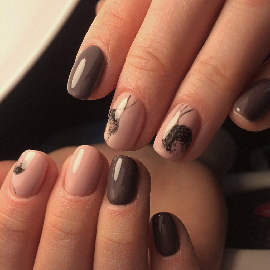 Дизайны ногтей для любителей тёмно бежевого цвета.