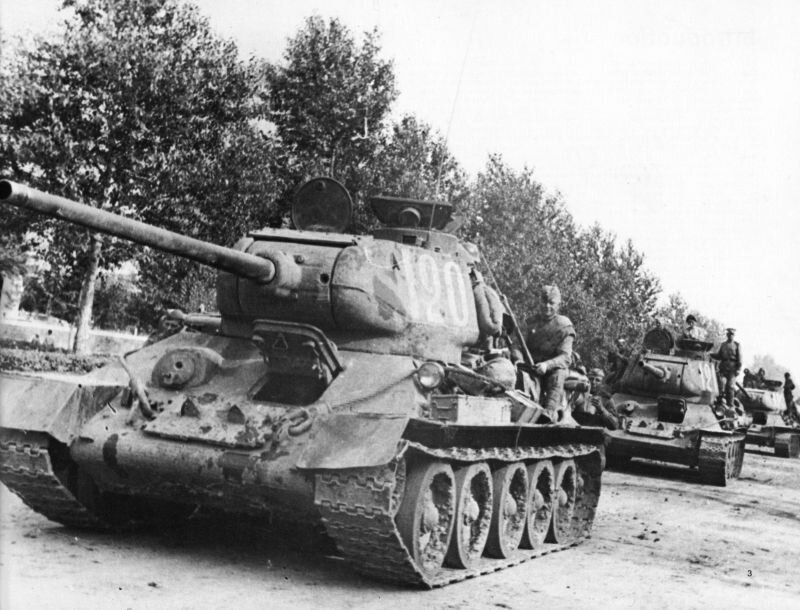 Колонна танков Т-34-85 2-го Дальневосточного фронта в Маньчжурии