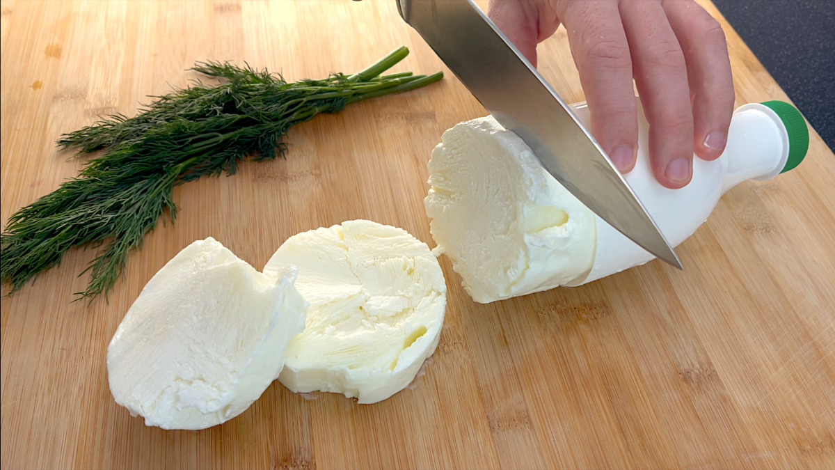 Сливочных сыров в магазине очень много. Но мало кто знает, что сливочный сыр можно приготовить и дома. Рецепт простой и ингредиенты самые доступные.