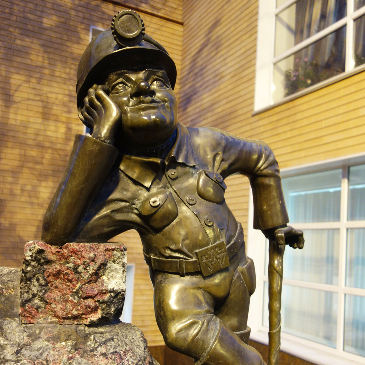 Камень «саамская кровь», который я мечтала найти в горах, нашёлся рядом с местным памятником горняку. Эвдиалит (саамская или лопарская кровь) - один из самых редких камней. На планете известно лишь три места, где встречается эвдиалит – это Кольский полуостров, остров Гренландия и Канада. По легенде, это застывшая кровь воинов-саамов, защищавших свою землю от врагов. 