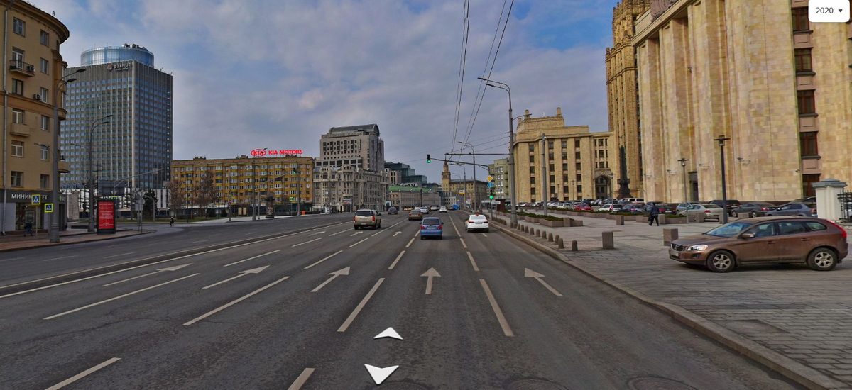 Вид от здания МИД. Обратите внимание на логотип бренда КИА. 