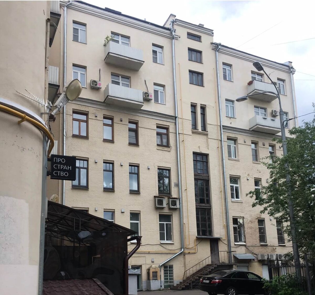 Покровка, 11, если присмотреться, видно, что два этажа достроили позже