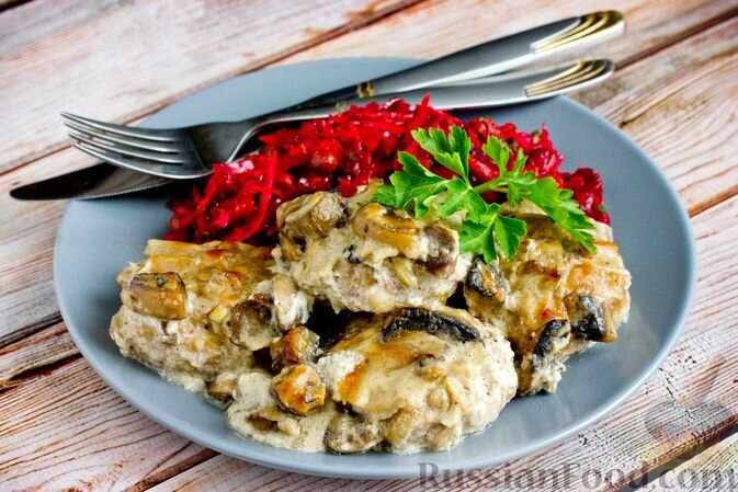 фарш мясной, шампиньоны, сливки, лук репчатый, хлеб белый, яйца, мука, соль, перец чёрный молотый, масло сливочное, масло подсолнечное