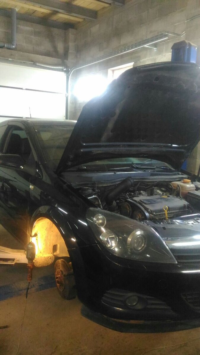 Опель на подъемнике