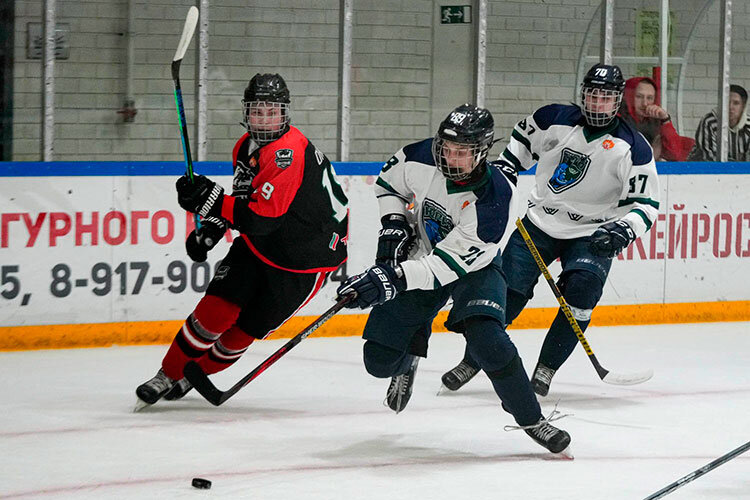 Финал России, пожалуй, главный турнир года среди юниоров. В Альметьевск съехались сильнейшие команды РФ, участвуют и местные «Нефтяник» с «Нефтехимиком». Фото: ahc-neftyanik.ru