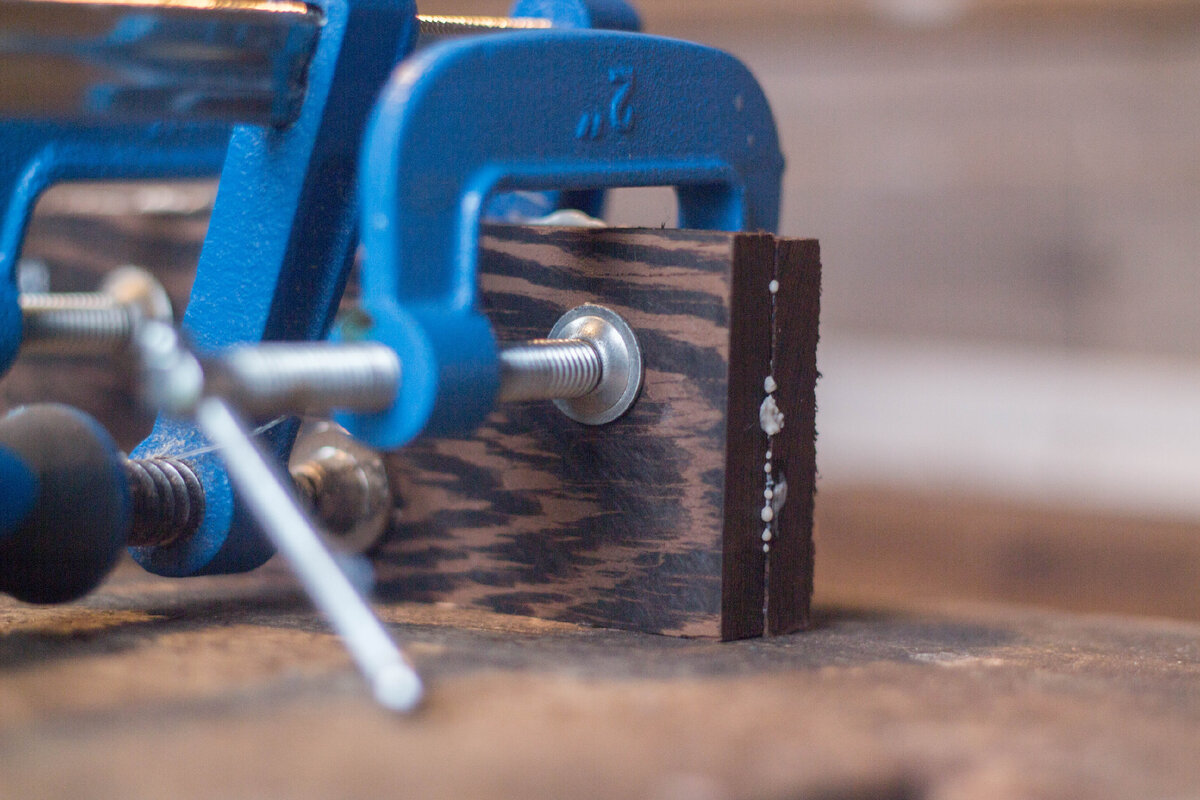 Склеиваю заготовки из веге для светильников