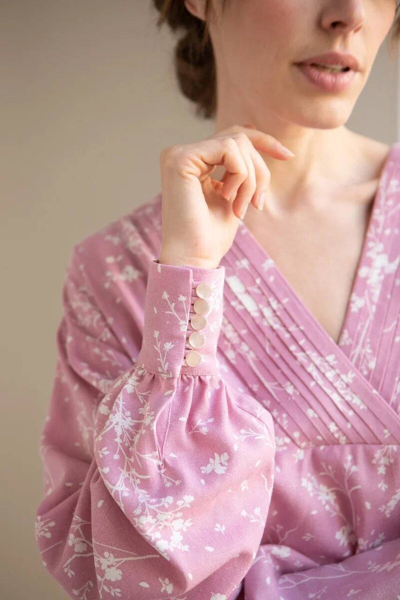 На фото костюм "Аура" из смесового льна от бренда The_one_goddess