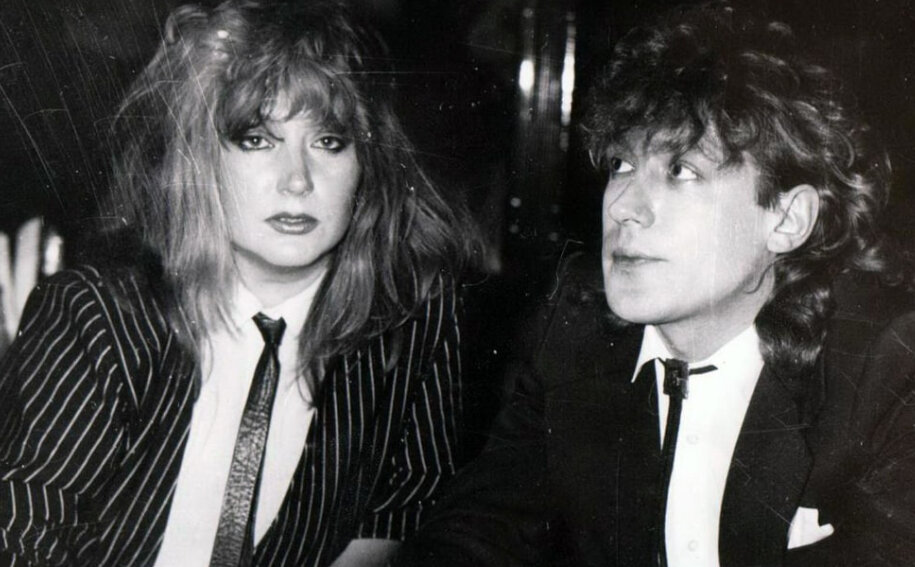 Хотя отношения Пугачёвой и Кузьмина почти закончились, "примадонна" не отпускала фаворита от себя слишком далеко. Фото: Pinterest