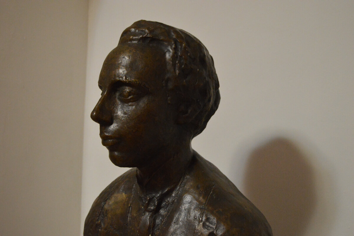 Скульптурный портрет Велимира Хлебникова