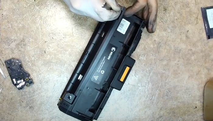 Фото 9. Поддеваем магнитный ролик вверх