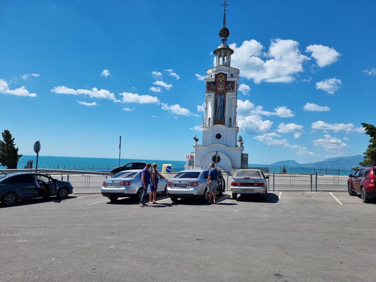 Парковка на противоположной стороне от храма