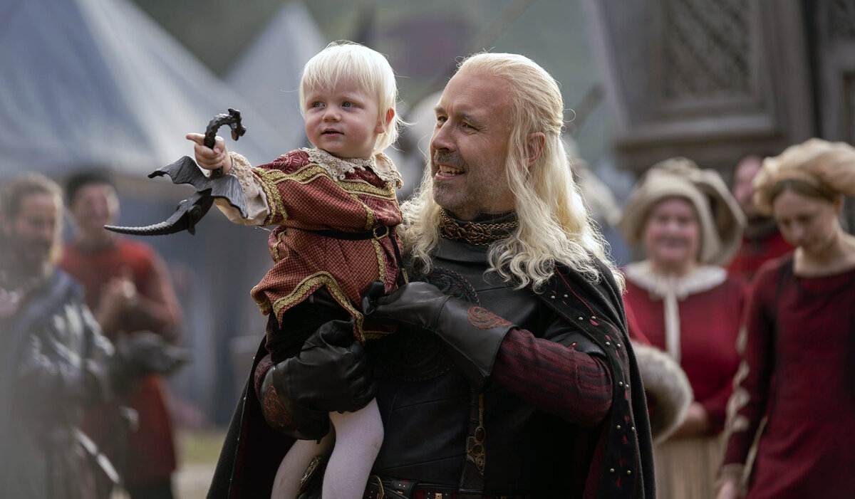 Визерис с сыном Эйгоном. Источник pbs.twimg.com