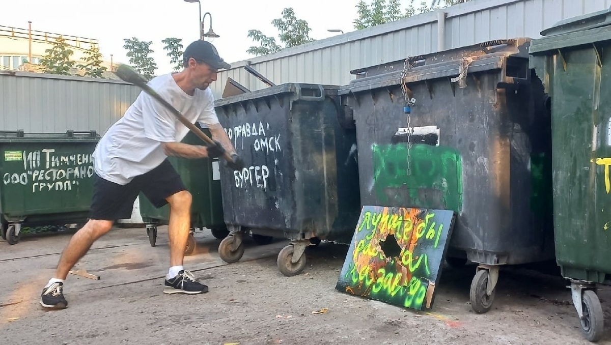     Выставка абстрактного искусства закончилась уничтожением полотен самыми изощренными способами.